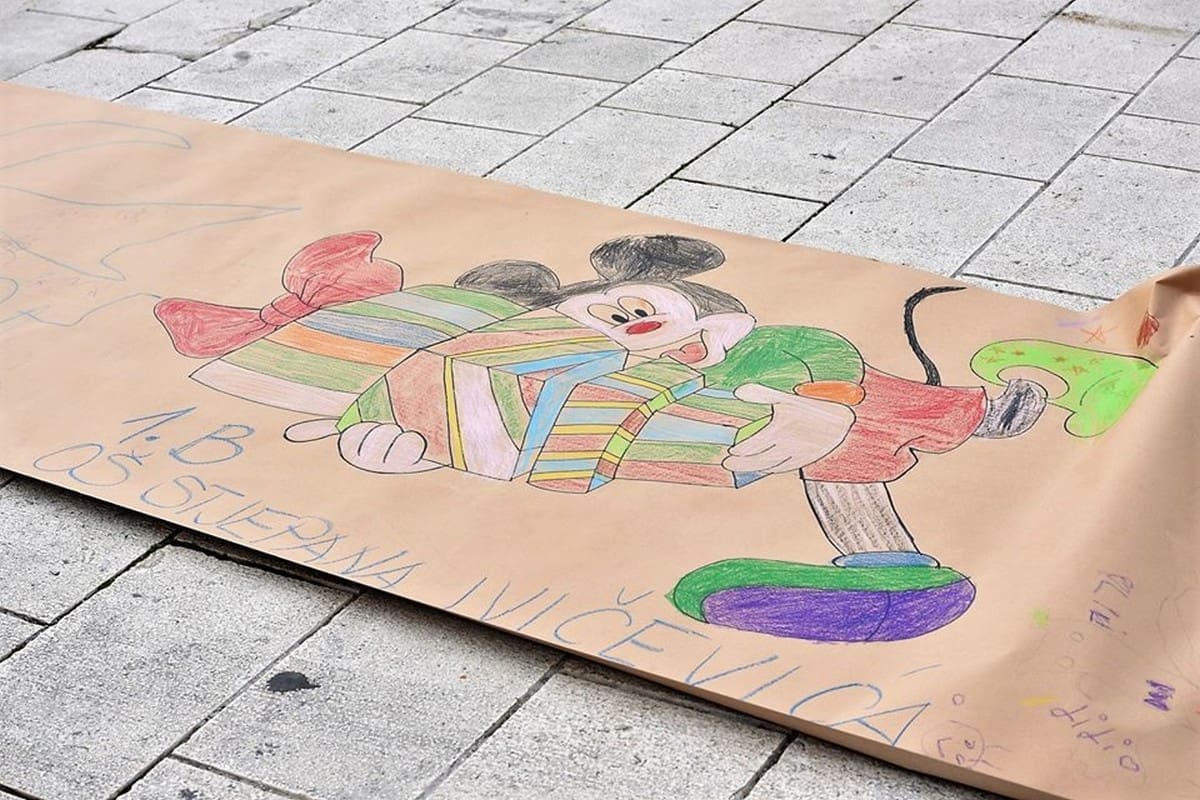 PRAVI BLAGDANSKI UGOĐAJ Makarska dječica napravila najdužu čestitku u Hrvatskoj, dugu 267 metara