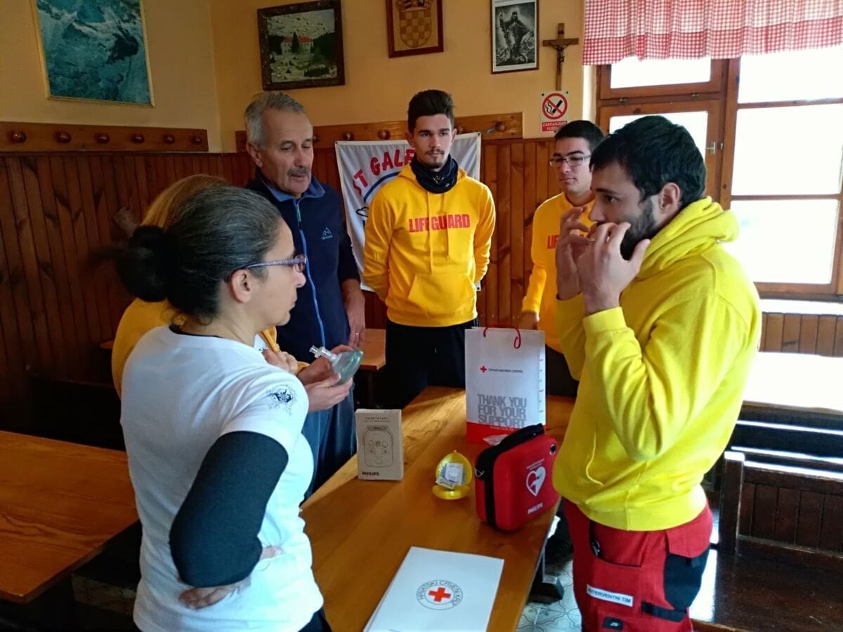 HVALEVRIJEDAN POTEZ CRVENOG KRIŽA Defibrilator stigao na popularni planinarski dom na Mosoru