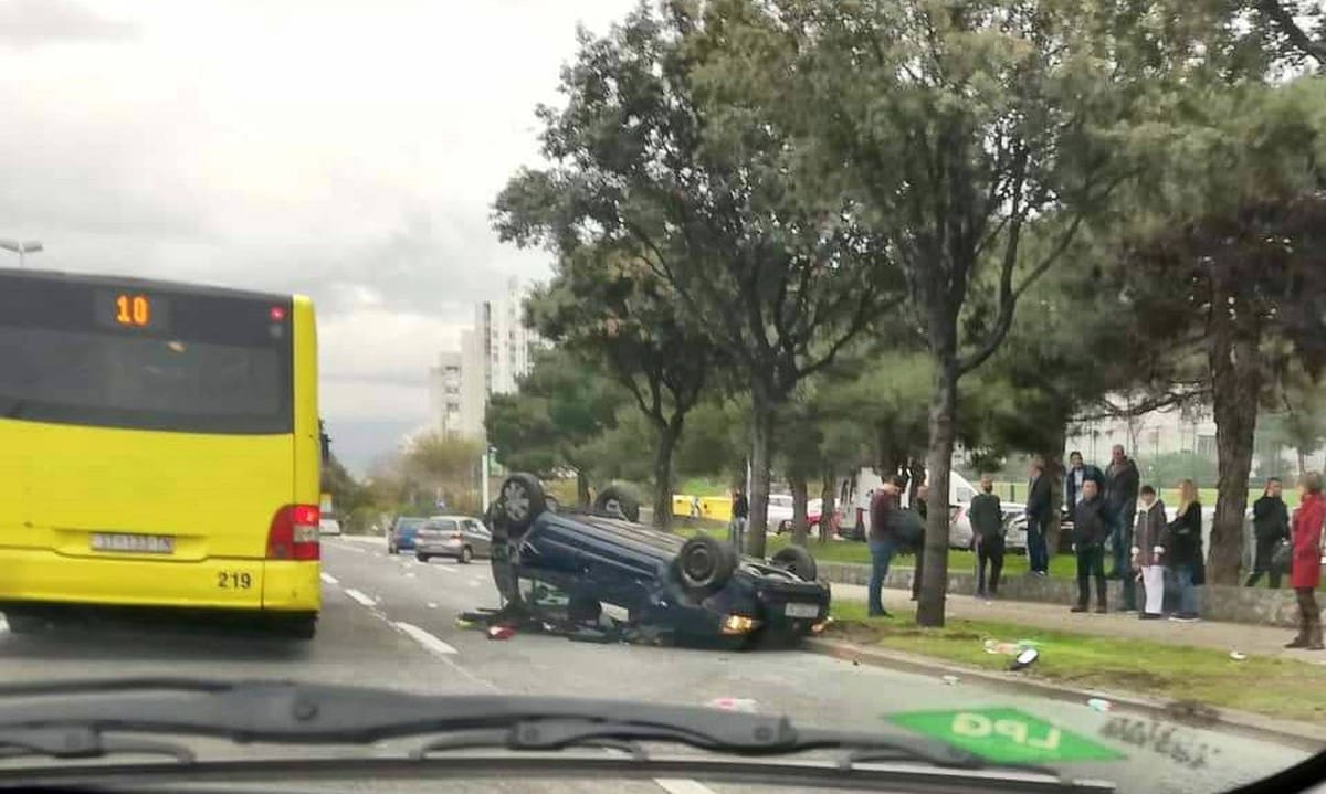 Lančani sudar u Splitu: Automobil se izvrnuo na krov, ogromne gužve u Ulici Domovinskog rata