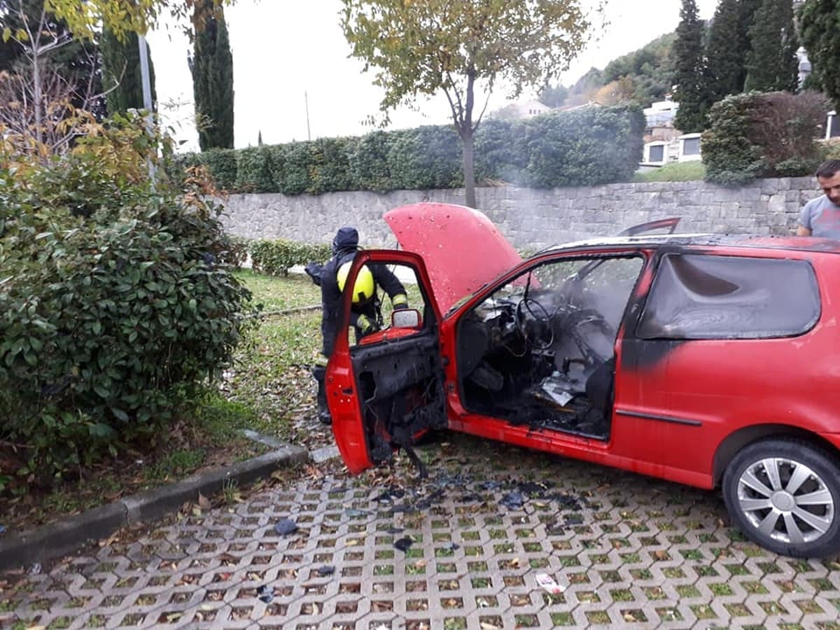 U Splitu gorjelo čak 20 kontejnera, u Žrnovnici automobil