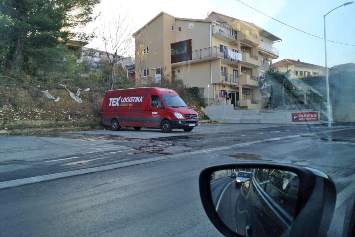 Četvrti dan zaredom voda ide preko kolnika: Noćas se sve zaledilo, pogledajte klizalište na cesti Strožanac - Žrnovnica