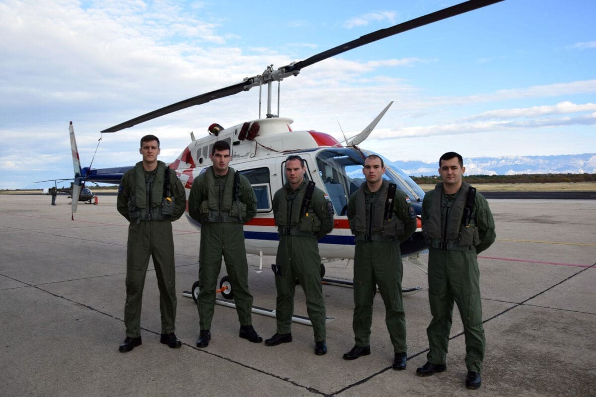 U Zemuniku počela obuka na helikopterima Bell-206 B