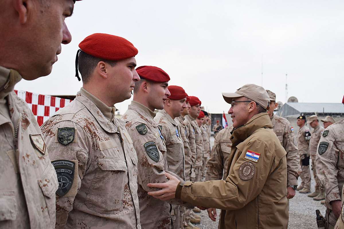 Damir Krstičević s hrvatskim vojnicima u Mazar-e-Sharifu