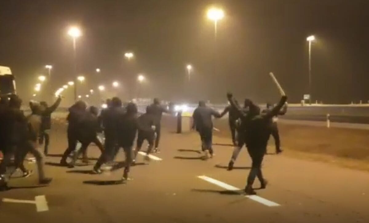 OBRAČUN NA AUTOCESTI Pogledajte suludi napad BBB-a na vozila u kojima se nalazila Torcida