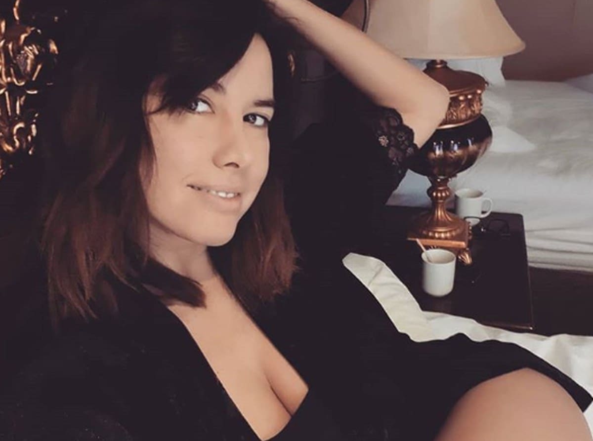 NIVES OTIŠLA PREKO BARE I ODMAH POČASTILA FANOVE "Red je za fotku, makar iz kreveta"