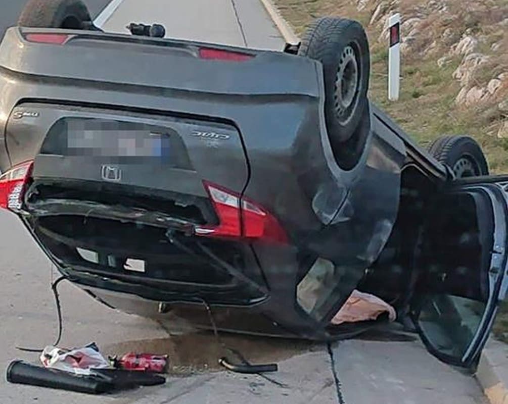 SUDAR KOD SMOKOVIKA Vozilo se prevrnulo na krov, jedna osoba hitno prebačena u splitsku bolnicu