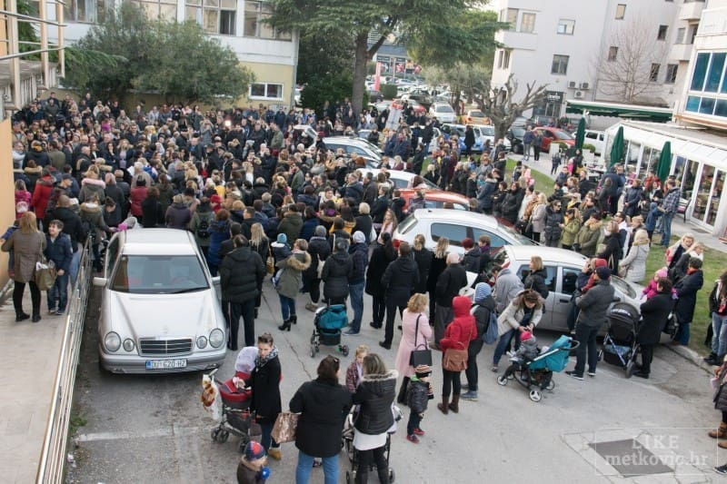Više stotina građana prosvjedovalo zbog smrti dječaka u Metkoviću; Kujundžić: Prosvjed ne može ništa riješiti