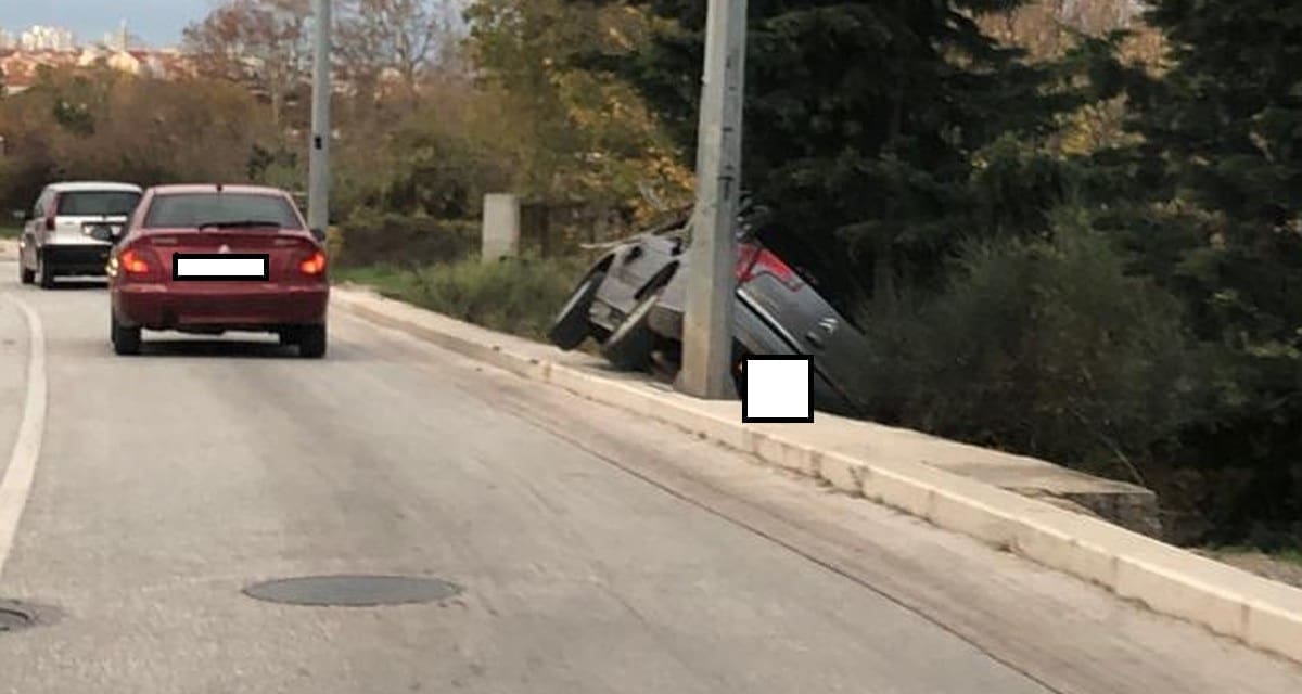 PROMETNA U SOLINU Automobilom sletio s ceste