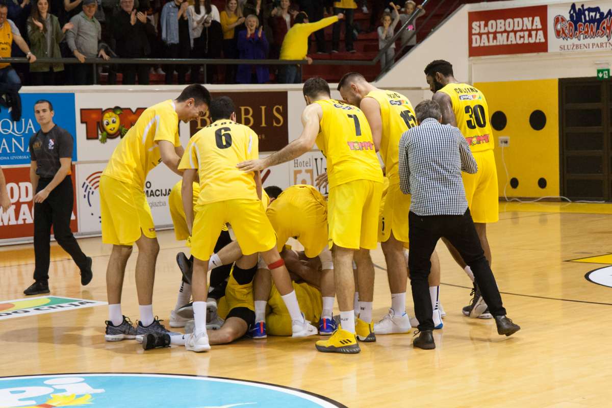 FEŠTA NA GRIPAMA Split svladao Cibonu tricom u zadnjem napadu!