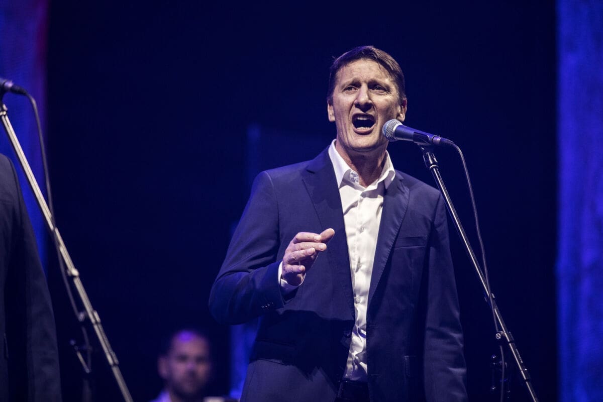NOĆ PUNA EMOCIJA Tomislav Bralić i klapa Intrade dobili ovacije u splitskoj Spaladium Areni