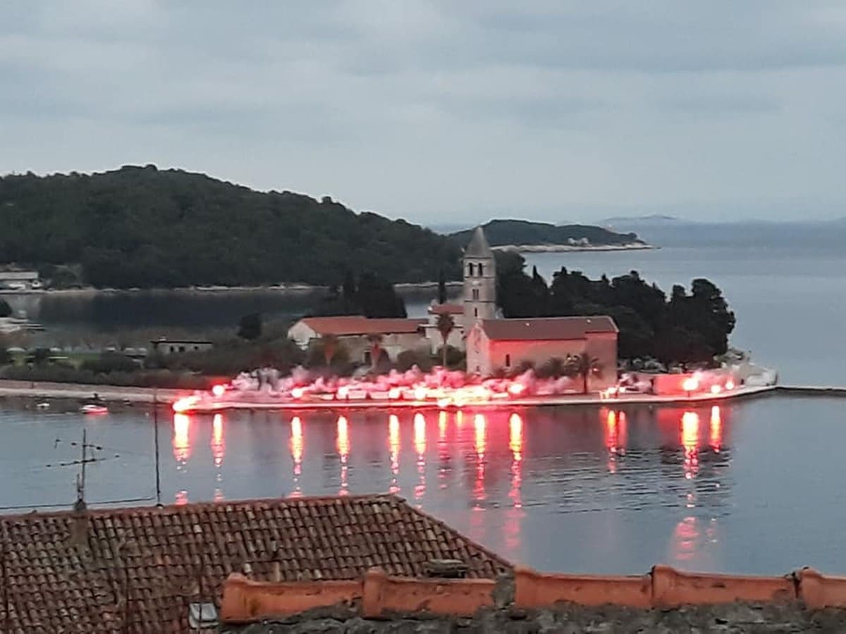 TORCIDA VIS SE BAKLJADOM OPROSTILA OD POKLEPOVIĆA "Adio, šjor Špaco. Hajduk je neuništiv"