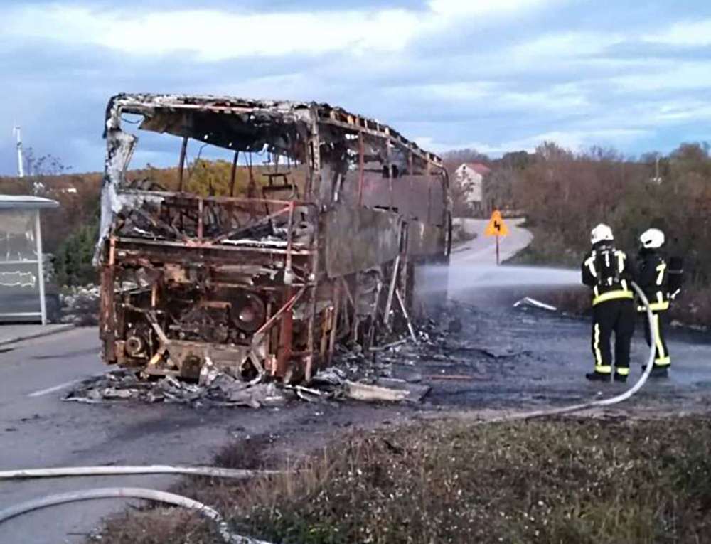 IZGORIO AUTOBUS KOD ŠIBENIKA 'Unutra je bilo 20 učenika koji su počeli bježati od vatre'