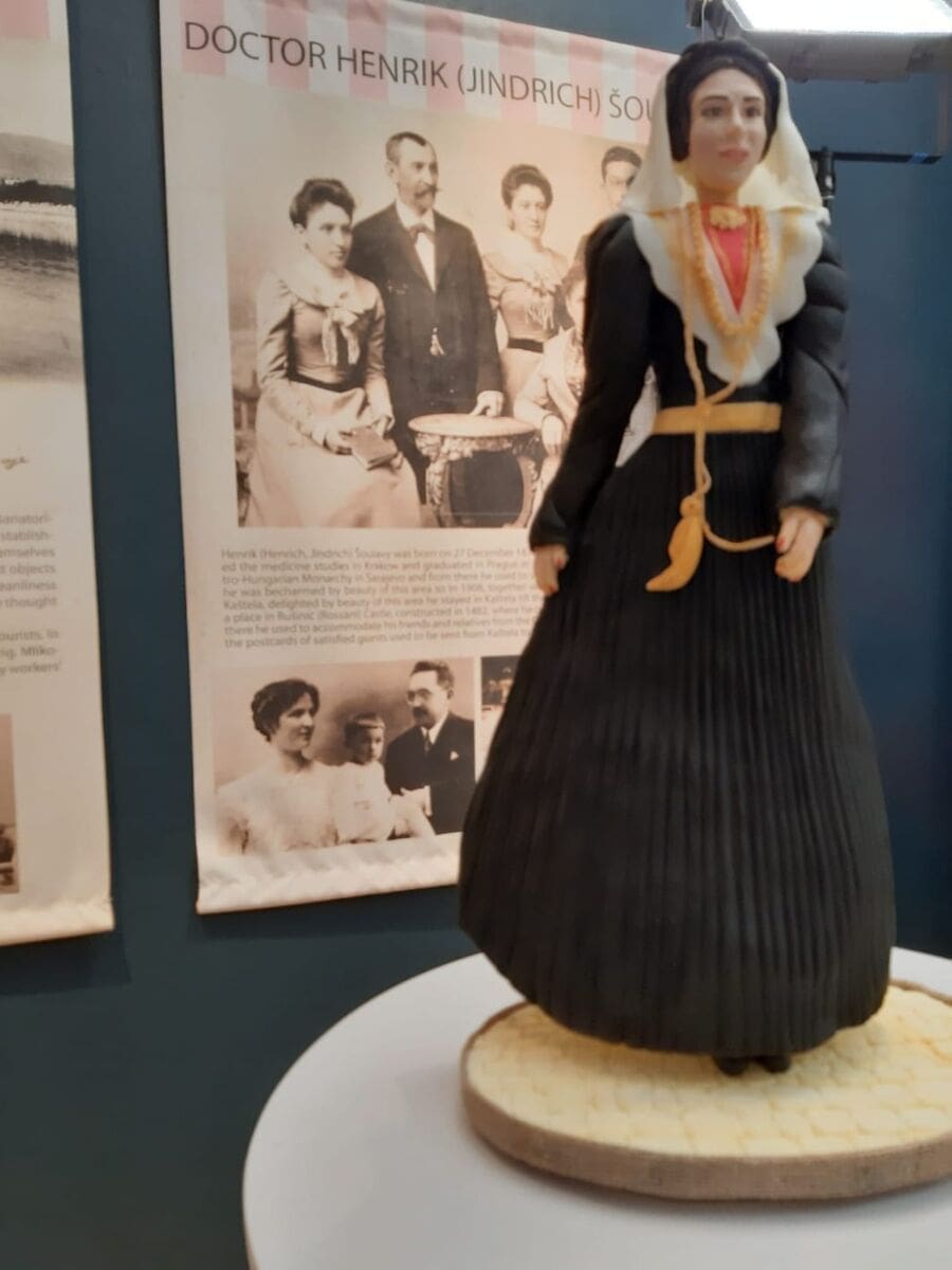 Aggy Dadan cokoladna skulptura kastelanke u narodnoj nosnji