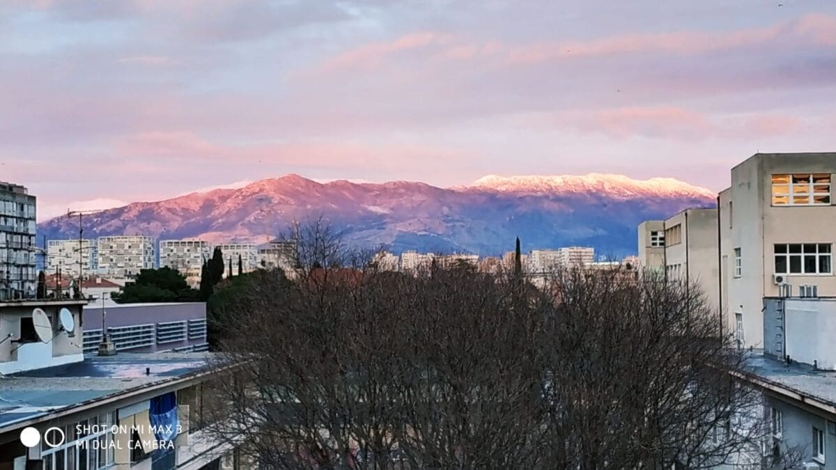 Kakav pogled iz Splita: Mosor "grca" u snijegu, čarobne boje predvečerja