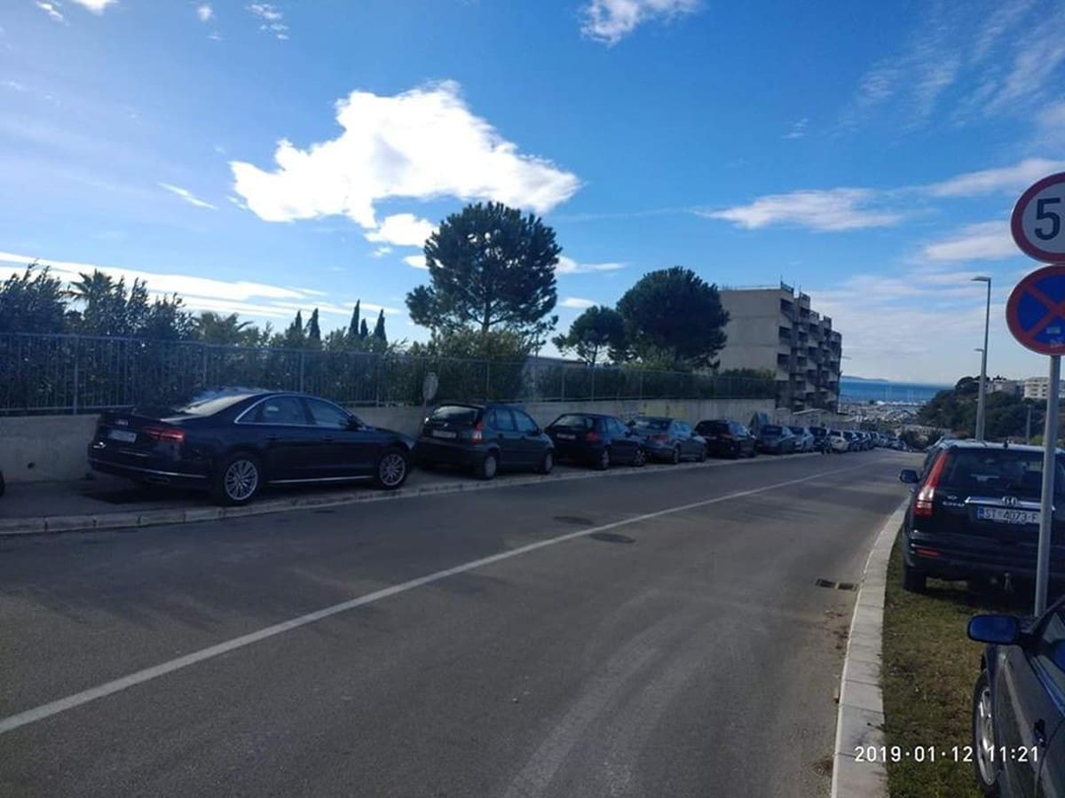 "SMIJE LI PAUK DIGNUTI AUTA KADA SE RADI O ČLANOVIMA HDZ-A?" Ostavili automobile parkirane na trotoaru i zelenoj površini
