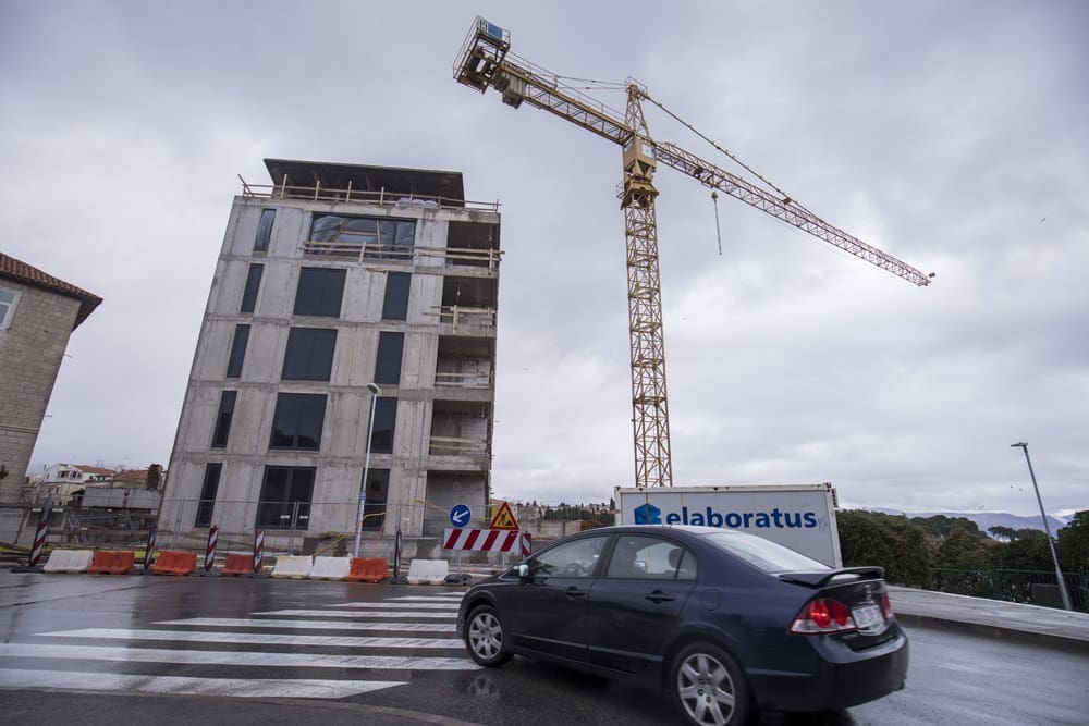 Trojica osumnjičenih za mito zbog vile na Bačvicama sprovedeni u Bilice, ispitivanje je trajalo do ponoći