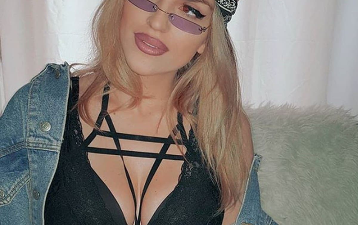 POZNATA PJEVAČICA U ČIPKASTOM GRUDNJAKU POKAZALA BUJNE GRUDI “Jednostavna ko’ kvantna fizika”