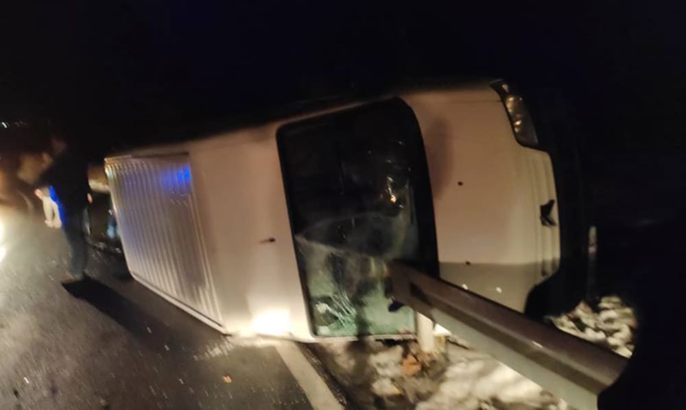 Kombi sletio s ceste i prevrnuo se na bok: Vozač i suvozač neozlijeđeni