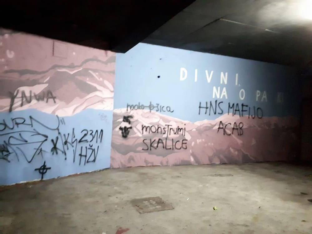 Vandali išarali ulaz u klub Kocka, volonteri im poručili: "Svaka poruka ima svoje mjesto, ali na krivom mjestu nema nikakav značaj"