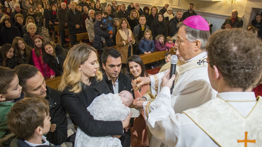 Nadbiskup Barišić krstio peto dijete omiške obitelji Pešić