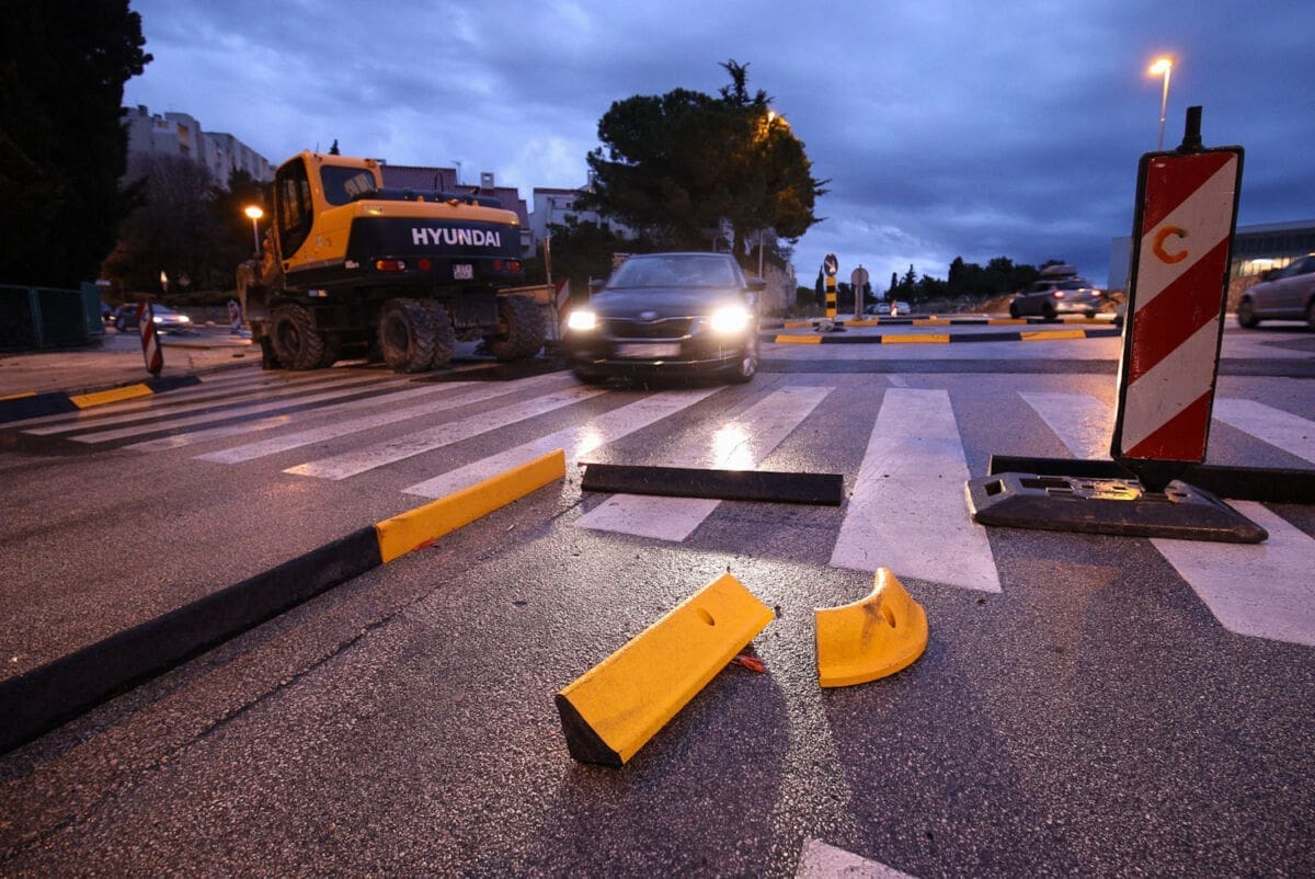 NIJE DUGO TREBALO Automobil devastirao montažni rotor kod Bračke ulice vrijedan 300 tisuća kuna