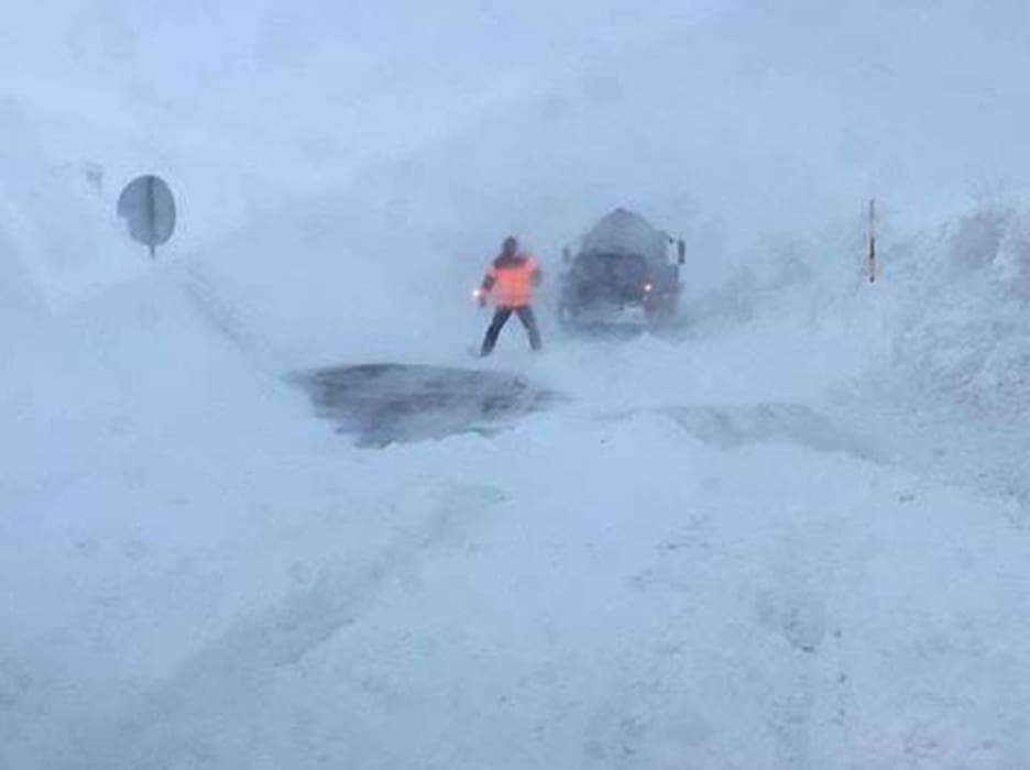 ELEMENTARNA NEPOGODA U DIJELU BIH Višemetarski nanosi snijega zatvaraju ceste, snježni kaos kod Kupresa