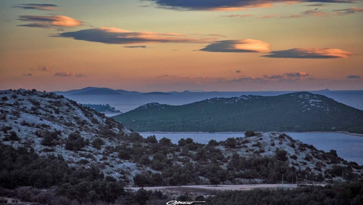 Oblaci poput "NLO-a": Lećasti oblaci - lenticularisi na nebu iznad Dalmacije