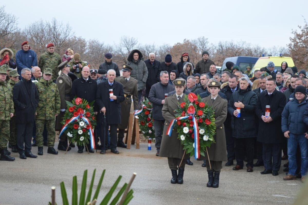 ZADAR: Odana počast poginulima u Operaciji Maslenica, mimohod odgođen zbog nevremena