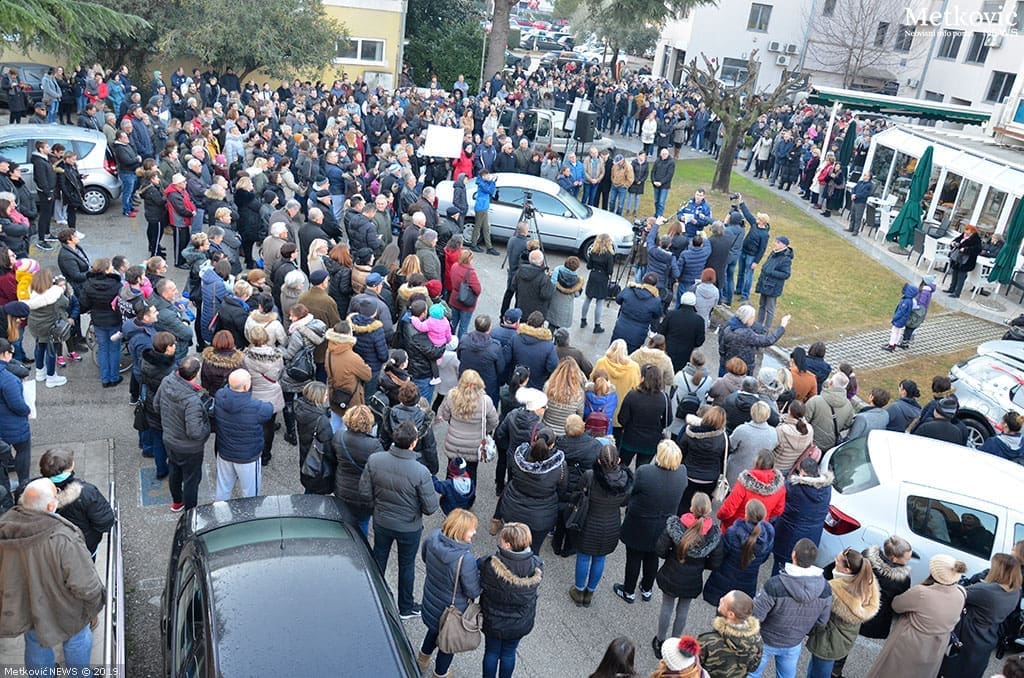 MASOVNI PROSVJED U METKOVIĆU Mnoštvo građana se okupilo kako bi izrazili potporu dr. Kseniji Kaleb
