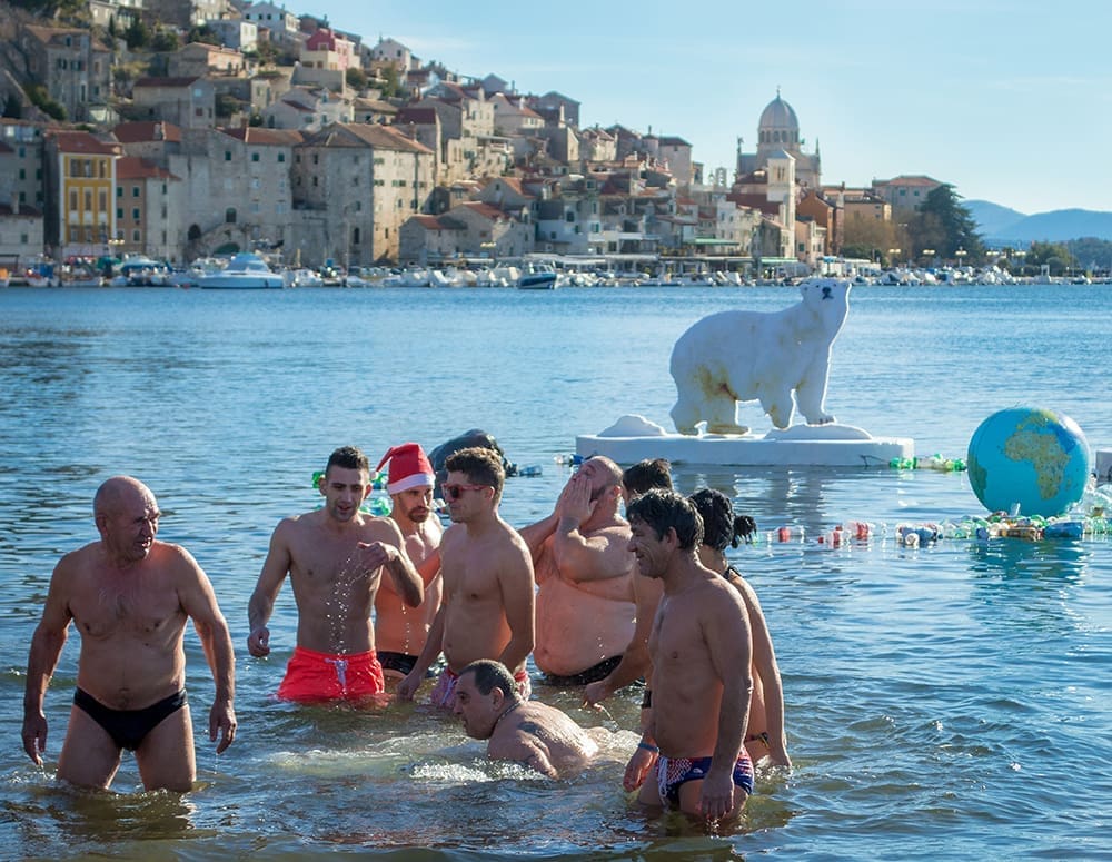 Za njih nema zime: Šibenčani tradicionalnom 'banjadom' obilježili početak nove godine