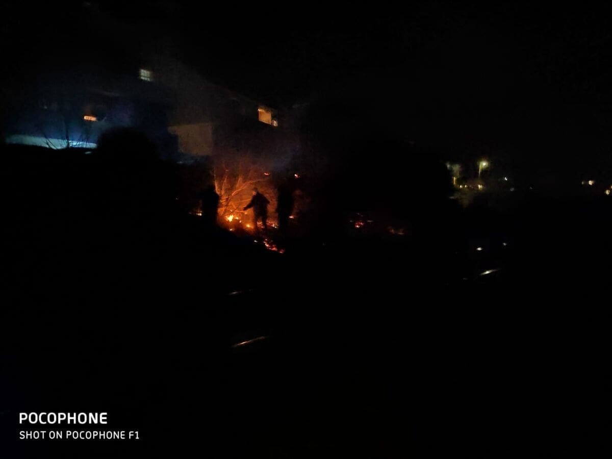 BRŽI OD BURE Planule zapuštene parcele u Gomilici, vatrogasci brzom reakcijom spriječili veću štetu