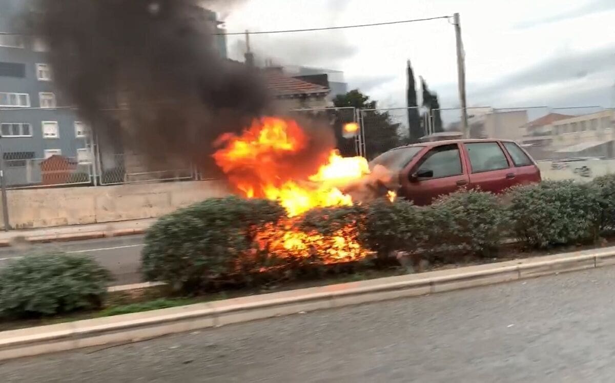 PLANUO AUTOMOBIL Zapalio se Fiat u Hercegovačkoj ulici u Splitu