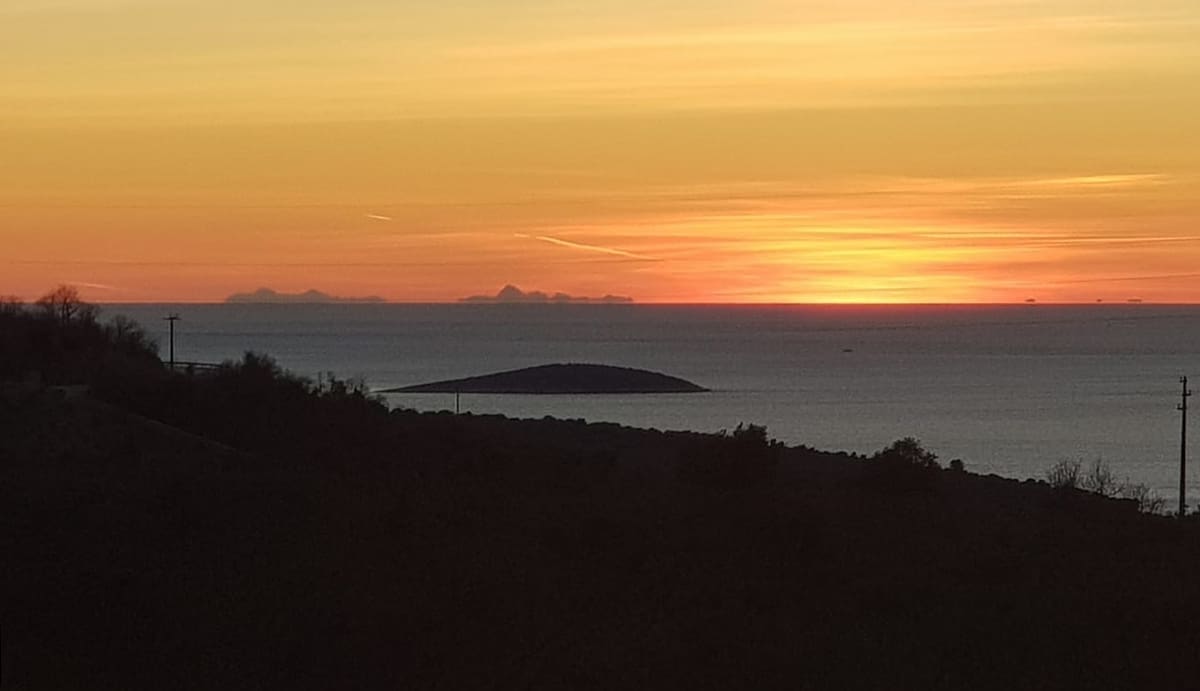 IZ PRIMOŠTENA SE VIDI ITALIJA Pogledajte predivne fotografije smiraja dana diljem Dalmacije