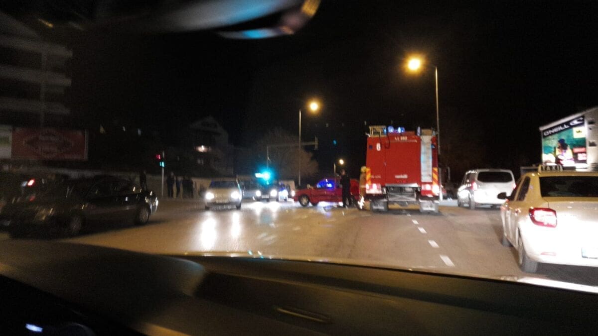 TEŠKA PROMETNA NESREĆA U SPLITU Stradale tri osobe, vatrogasci izvlačili unesrećene iz vozila