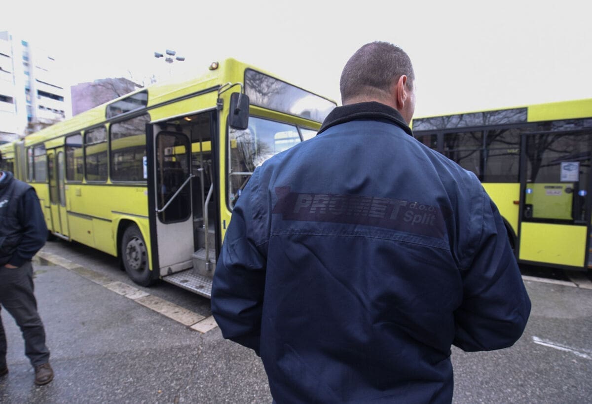 LJULJALI I ŠAKETALI AUTOBUS Vozač im nije htio stati nasred ceste pa su se iskalili na autobusu