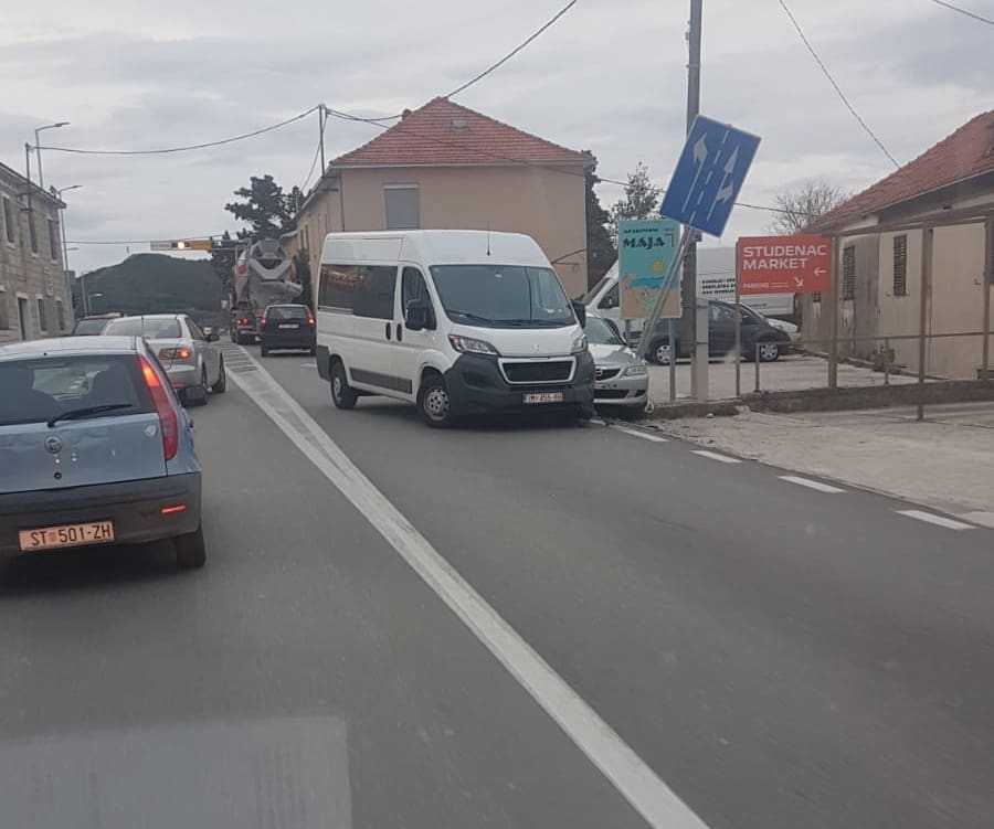 Jutros prometne u Podstrani i na brzoj cesti Solin - Klis: Sudar kombija i automobila na magistrali