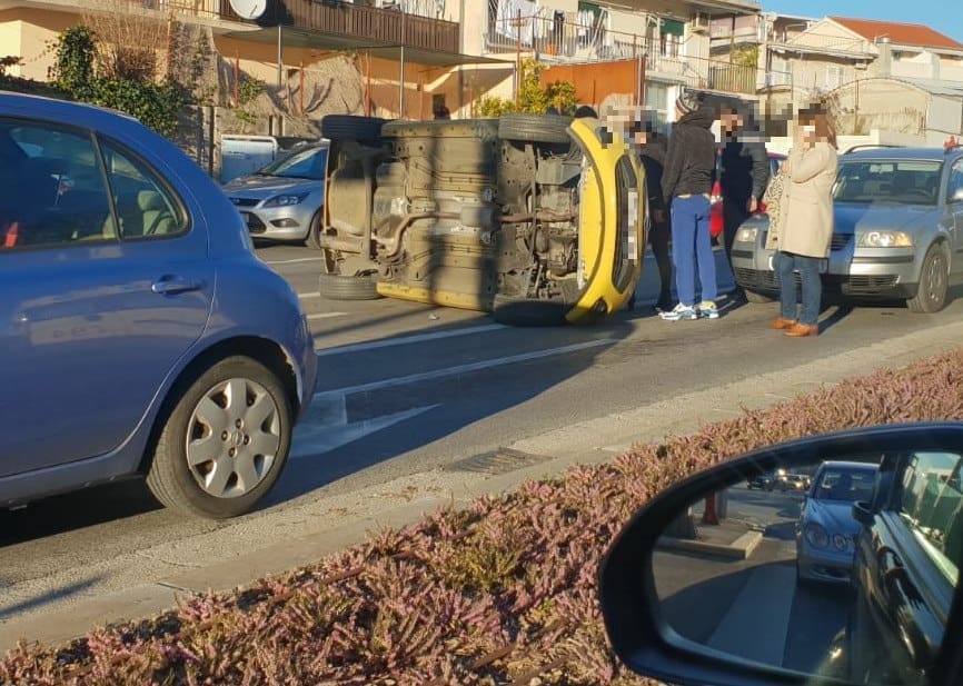 PROMETNA NESREĆA U SPLITU Opel na Poljičkoj cesti završio na boku, ogromne gužve u smjeru grada
