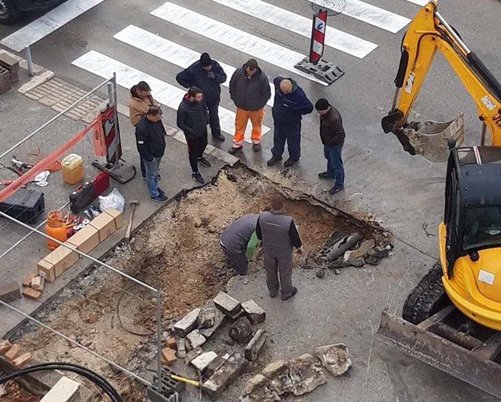 "Jedan radi, osmorica pomažu": Fotografija radova u Dalmaciji postala hit