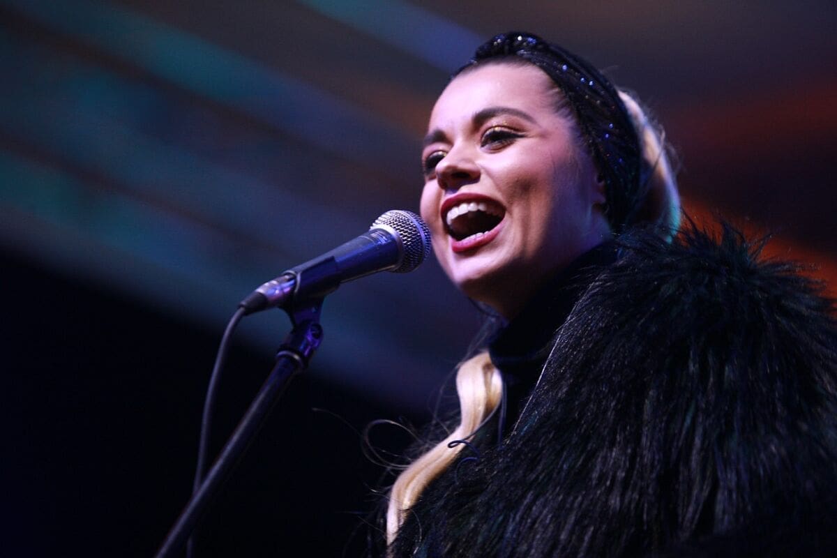 Splitska pjevačica skriva s kim uživa na odmoru, no jedna snimka odala je kako ipak nije sama!