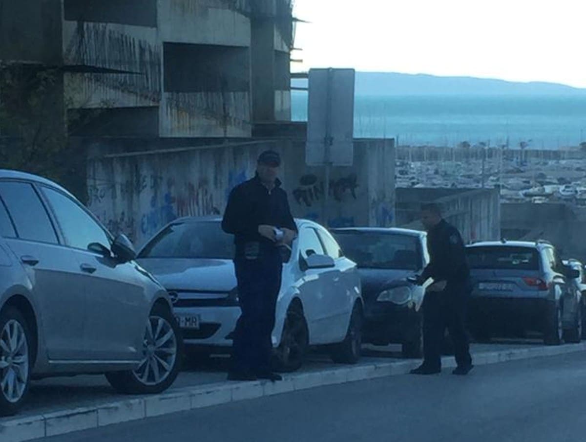 GRAD POKAZAO PRINCIPIJELNOST Pauk uklanja nepropisno parkirane automobile ispred hotela gdje se održava HDZ-ova obljetnica u Splitu