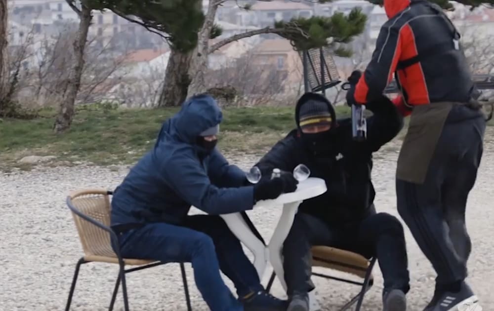 PROHUJALI S BUROM Pokušali se opustiti uz čašu šampanjca, pa ih 'odnijelo'