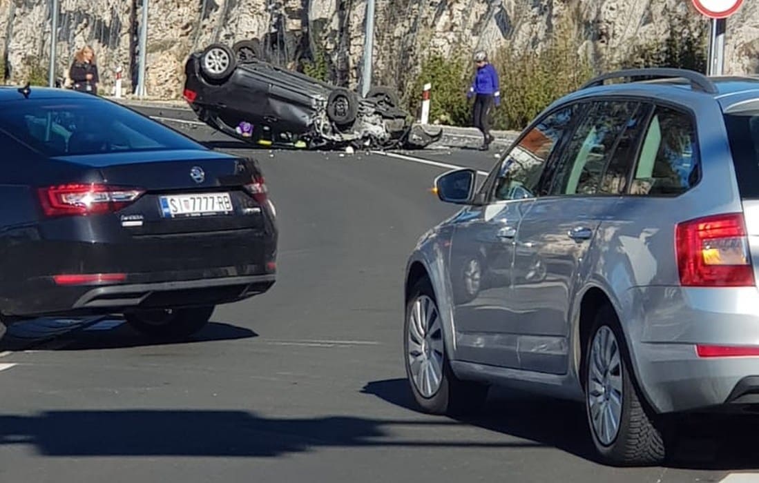 VOZAČI, OPREZ Automobil na krovu nasred kolnika, gužve iz smjera Splita i Šibenika