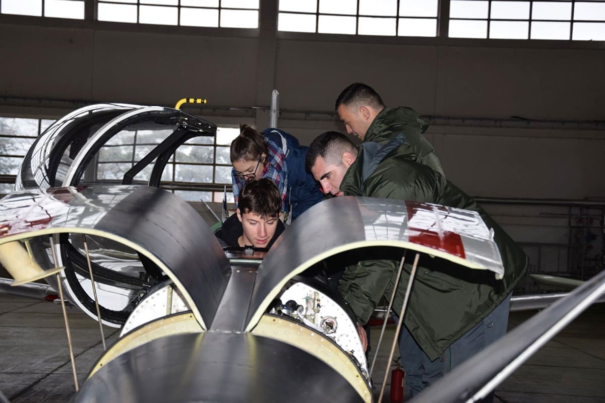 Daroviti učenici posjetili bazu u Zemuniku