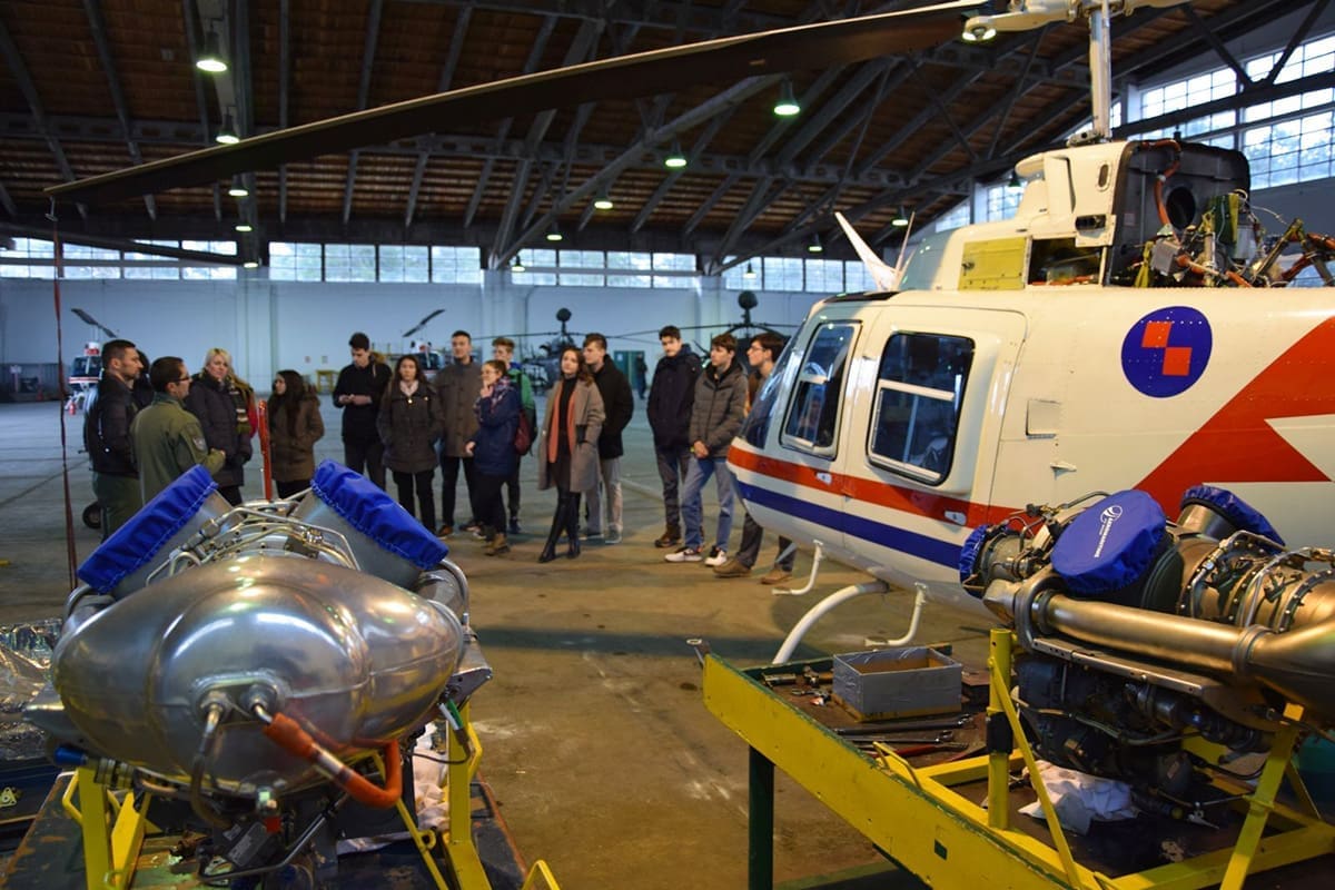 UPOZNALI PILOTE Daroviti učenici posjetili bazu u Zemuniku