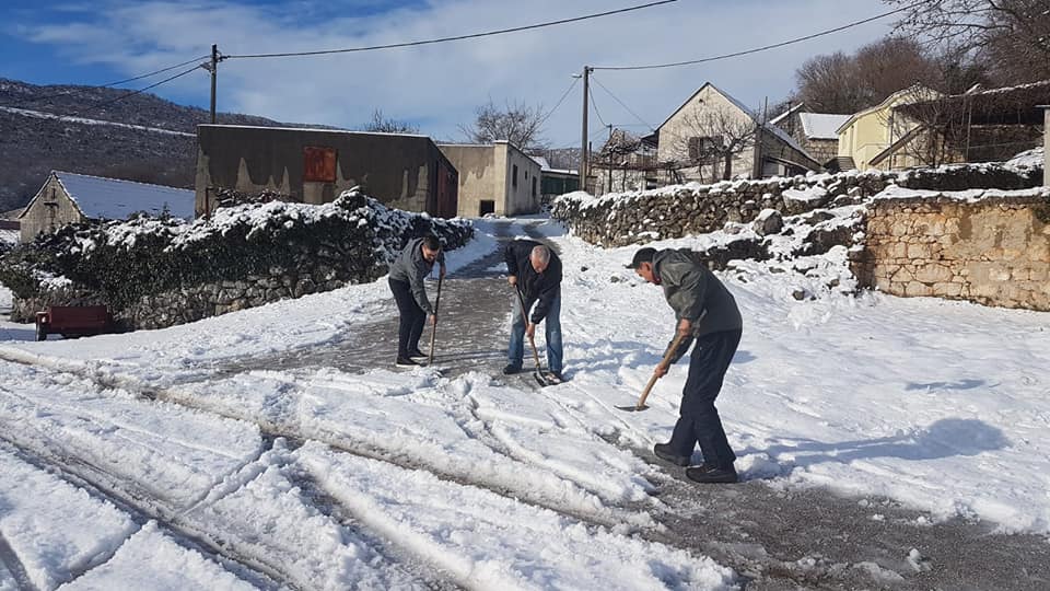 KAD SE MALE RUKE SLOŽE Stanovnici Srijana udružili snage i pročistili put kroz snijegom zatrpano selo