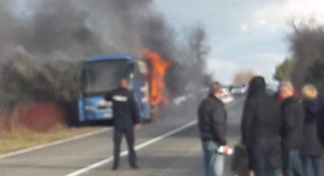 PLANUO AUTOBUS KOD ZADRA Vatrogasci gase požar, promet je obustavljen
