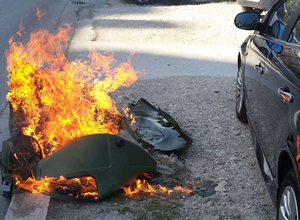 GORIO MERCEDES Netko je jutros u Vinkovačkoj ulici zapalio plastične kontejnere, vatra se proširila na vozilo