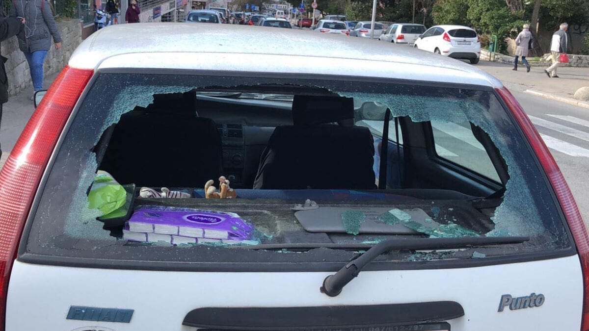 TRAŽI SE POČINITELJ Razbijeno staklo na automobilu u Splitu, vlasnici svjedoke mole za pomoć
