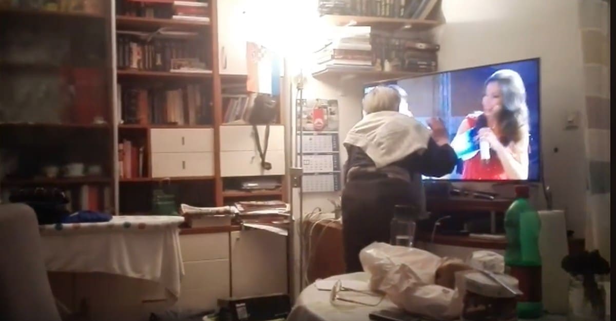 NIJE MOGLA SKRITI RADOST Nakon Rokove pobjede, baka Marija poljubila televizor!