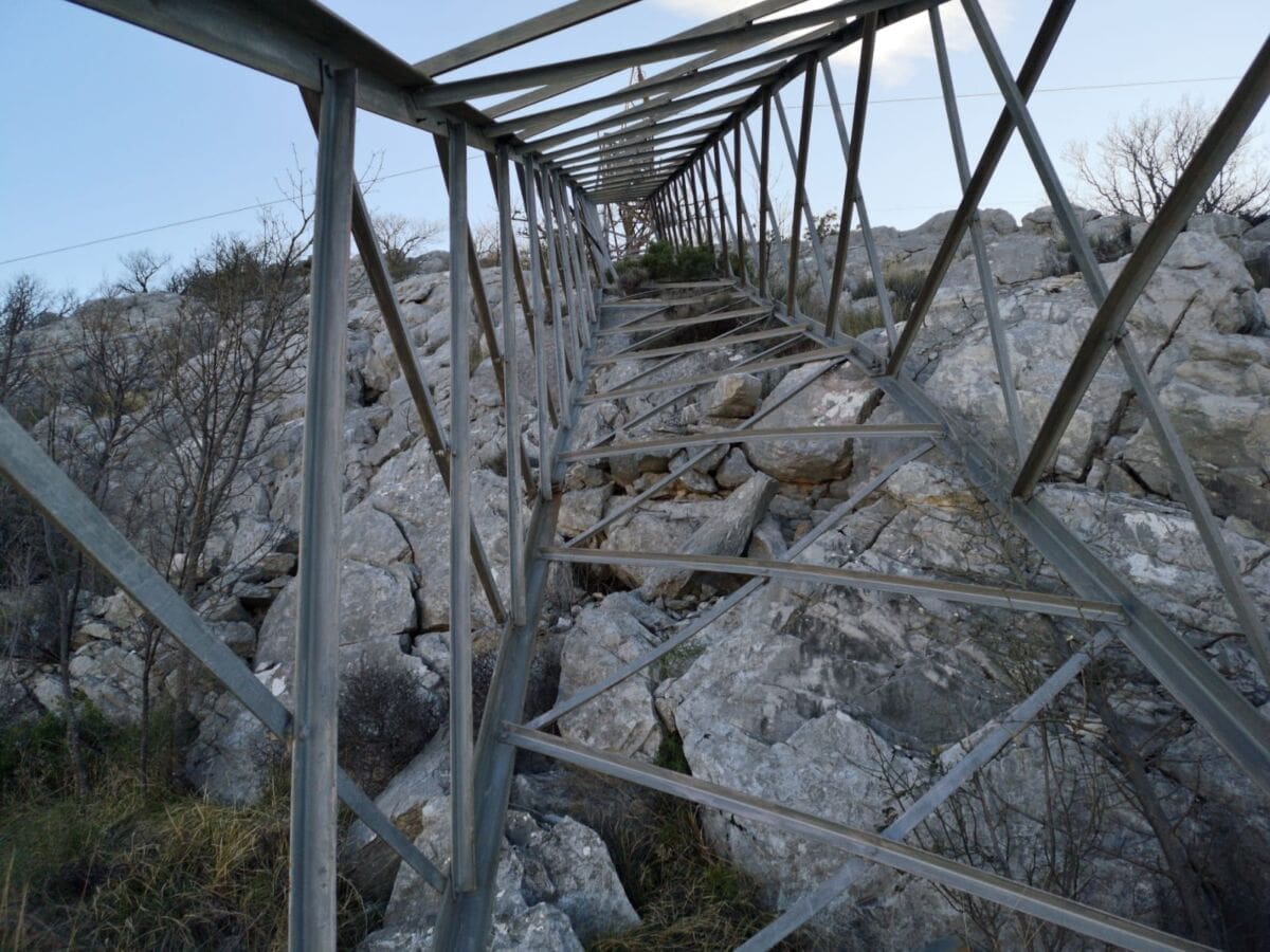 POSLJEDICE DIVLJANJA BURE Dalekovod cijelom dužinom zapriječio planinarski put između Žrnovnice i Podstrane